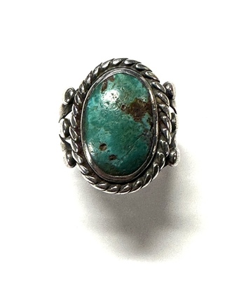  Title: Vintage Navajo Oval Green Turquoise Ring with Twisted Wire Border